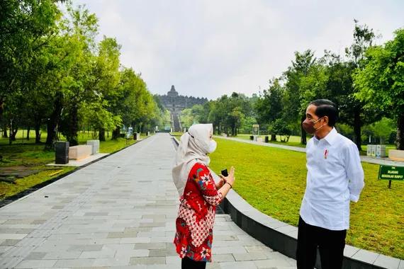 Presiden Jokowi di Candi Borobudur, Magelang, Jateng, Rabu (30/3).