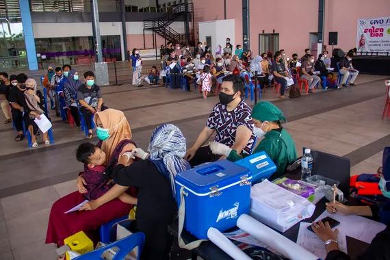 Warga mengantre untuk mendapatkan vaksinasi dosis ketiga Covid-19 atau booster di Mall Botania Dua, Batam, Kepulauan Riau, Kamis (24/3).