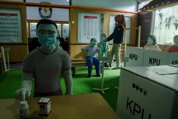 KPU Jawa Barat memasang masker pada diorama tersebut sebagai edukasi dan sosialisasi dalam pelaksanaan pemilu mendatang apabila di Indonesia masih berada pada status pandemi Covid-19.