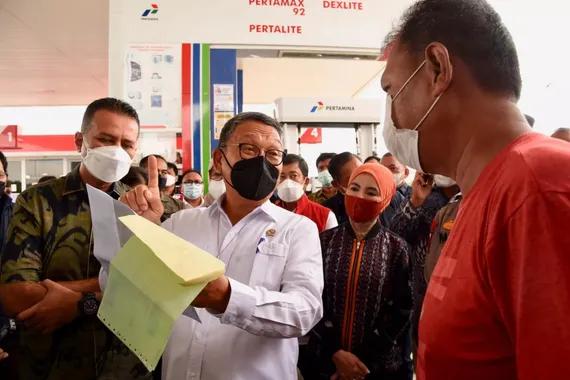 Menteri ESDM, Arifin Tasrif, melakukan inspeksi di sejumlah SPBU di Pulau Sumatera, Minggu (10/4).