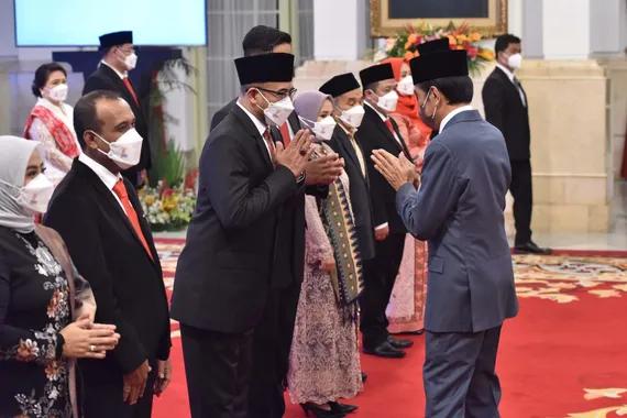 Presiden Jokowi memberi ucapan selamat kepada anggota KPU dan Bawaslu periode 2022-2027 yang baru saja dilantik, di Istana Merdeka, Jakarta, Selasa (12/4).