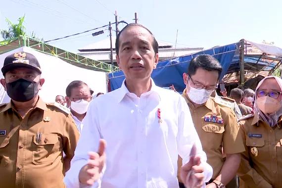 Presiden Joko Widodo, saat menyampaikan keterangan pers, pada kunjungannya ke Cirebon, jawa Barat. Rabu (13/4).