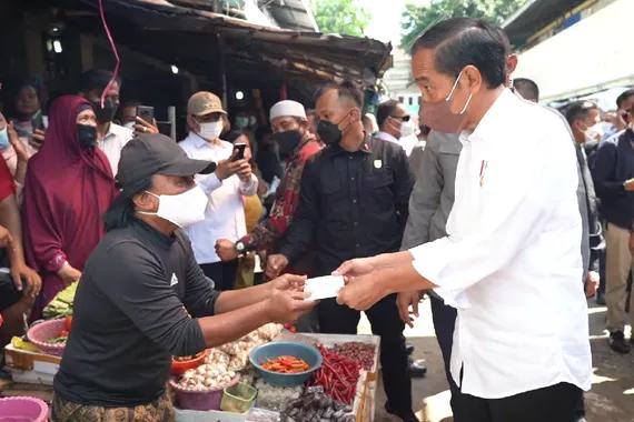 Presiden Jokowi memberikan BLT kepada salah satu pedagang di Pasar Kanoman, Cirebon, Rabu (13/4).