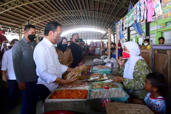 Presiden Jokowi meninjau Pasar Tanjung, Kabupaten Brebes, Jateng, Rabu (13/4).