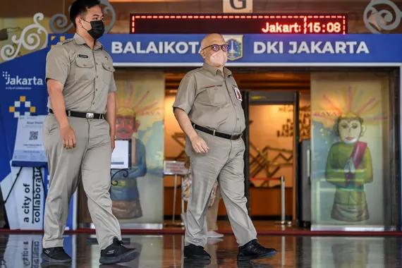 Pegawai Aparatur Sipil Negara (ASN) berjalan meninggalkan ruangan pada hari pertama saat bulan Ramadhan 1443 Hijriah di Gedung Balai Kota DKI Jakarta, Senin (4/4).