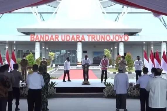 Presiden Jokowi saat meresmikan Bandara Trunojoyo, di Sumenep, Madura, Rabu (20/4).
