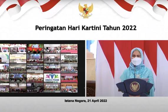 Ibu Negara, Iriana Joko Widodo, saat berbincang dengan perwakilan berbagai Provinsi, saat peringatan Hari Kartini 2022, Kamis (21/4).