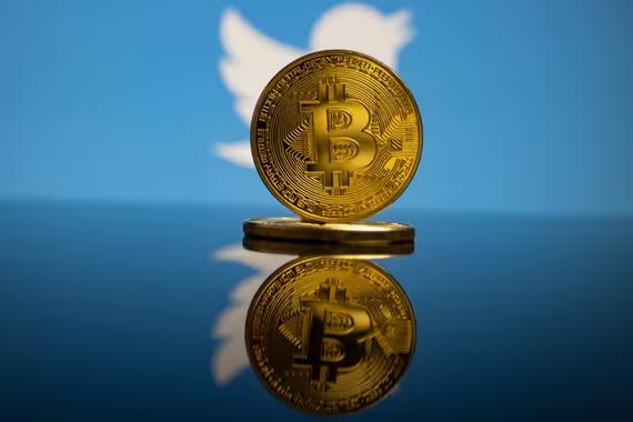 Koin Kripto Fisik Bitcoin di Depan Logo Twitter. Shutterstock/Rcc_Btn