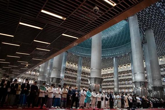 Umat Islam menunaikan shalat Idul Fitri 1443 H di Masjid Istiqlal, Jakarta Pusat, Senin (2/5).