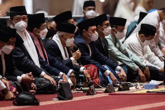Wakil Presiden Ma\'ruf Amin (ketiga kiri) didampingi Imam Besar Masjid Istiqlal Nasaruddin Umar (kedua kiri) mengumandangkan takbir sebelum shalat Idul Fitri 1443 H di Masjid Istiqlal (2/5).