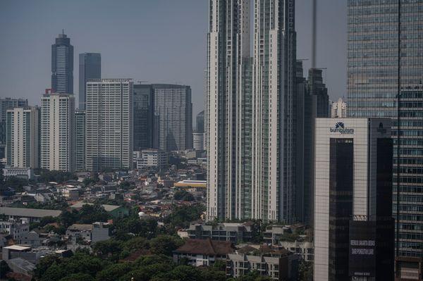 Deretan gedung bertingkat di Jakarta, Senin (25/4/2022). ANTARA FOTO/Aprillio Akbar/aww.