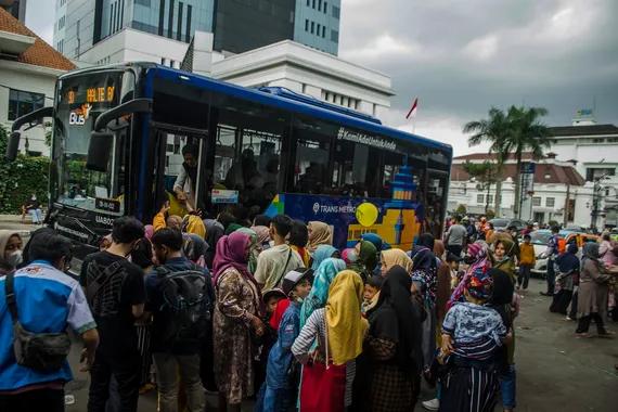 Sejumlah pengunjung mengantre untuk menaiki bus Trans Metro Pasundan di kawasan Alun-alun Bandung, Jawa Barat, Minggu (8/5).