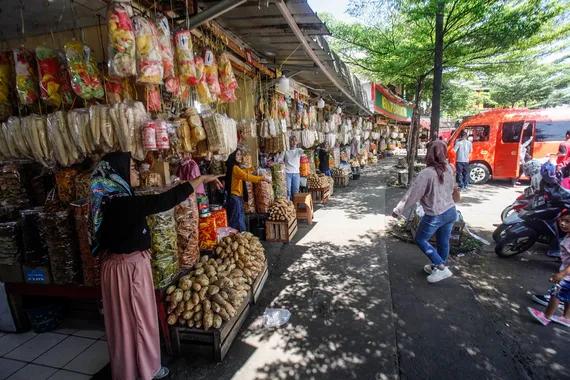 Pedagang menawarkan makanan di pusat oleh-oleh kawasan Puncak, Kabupaten Bogor, Jawa Barat, Minggu (8/5).