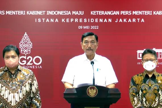 Menko Luhut, Menko Airlangga, dan Menkes Budi, dalam konferensi pers rapat kabinet, Senin (9/5).