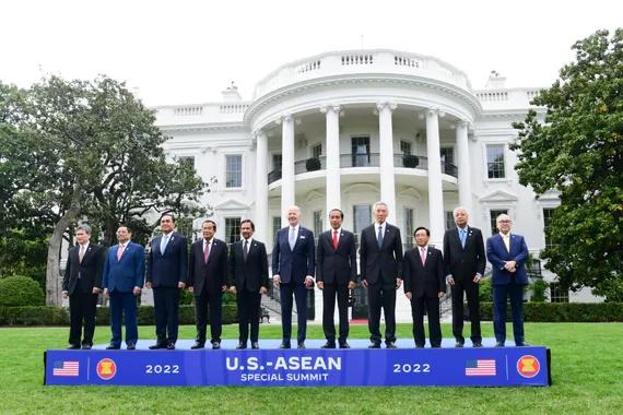Presiden Jokowi menghadiri jamuan santap malam antara pemimpin negara-negara ASEAN dengan Presiden AS Joe Biden, di Gedung Putih, Washington DC, Kamis (12/5).