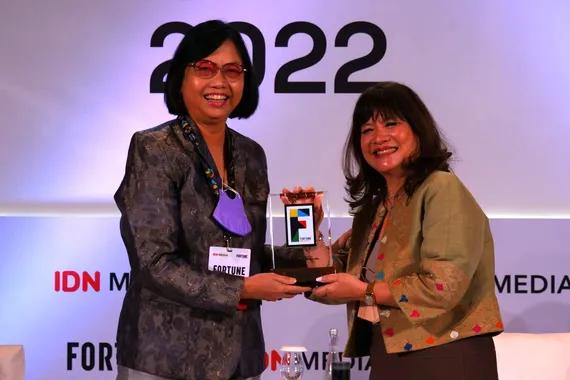 Shinta Kamdani saat menerima plakat pembicara Fortune Indonesia Summit 2022, dari Uni Lubis, Kamis (19/5).
