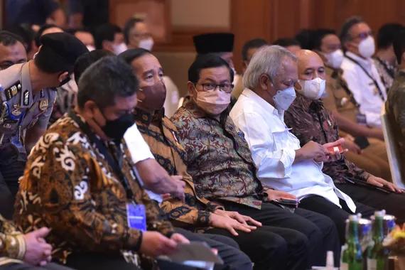 Seskab Pramono Anung mendampingi Presiden Jokowi pada Evaluasi Aksi Afirmasi Peningkatan Pembelian dan Pemanfaatan Produk Dalam Negeri dalam rangka Gerakan Nasional Bangga Buatan Indonesia, JCC, Senayan, Jakarta, Selasa (24/5).