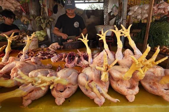 Pedagang daging ayam melayani pembeli di Pasar Induk Rau, Serang, Banten, Selasa (7/6)