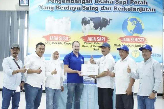 Troy Green, Factory Manager Pabrik Nestlé Kejayan, menyerahkan bantuan dari PT Nestlé Indonesia untuk percepat penanggulangan PMK.