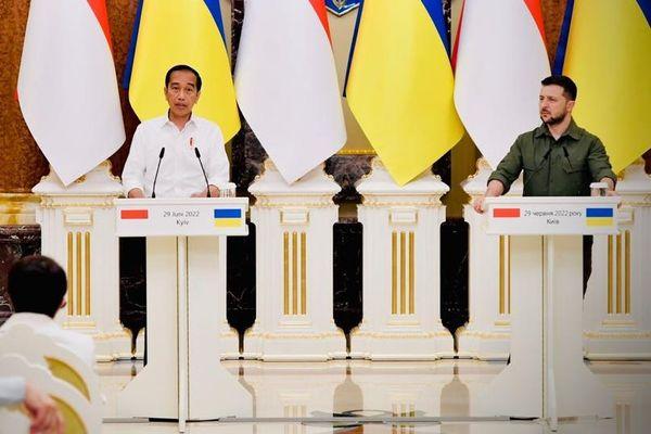 Presiden Jokowi dan Presiden Zelensky saat memberi keterangan pers, usai pertemuan keduanya. Rabu (29/6).