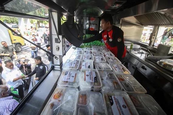 Relawan menyiapkan makanan di dalam Armada Humanity Food Bus Aksi Cepat Tanggap (ACT) di kawasan Masjid Agung Sidoarjo, Jawa Timur, Jumat (10/6).