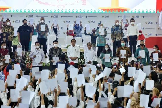 Presiden Jokowi dalam acara pemberian NIB bagi pelaku UMK perseorangan, Rabu (13/7), di Gedung Olahraga Nanggala Kopassus, Jaktim.