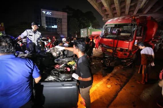 Petugas mengevakuasi sejumlah kendaraan yang mengalami kerusakan akibat kecelakaan di Jalan Transyogi, Cibubur, Bekasi, Jawa Barat, Senin (18/7).