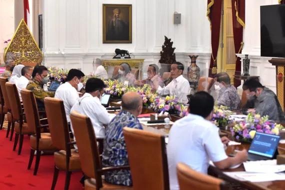 Presiden Jokowi saat memimpin Rapat Terbatas terkait Pengelolaan Produk Turunan Kelapa Sawit di Istana Merdeka, Jakarta, Senin (18/7).