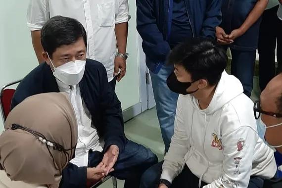 Dirut PT Pertamina Patra Niaga, Alfian Nasution, mengunjungi keluarga korban kecelakaan.