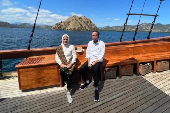 Presiden Jokowi dan Ibu Iriana Joko Widodo menaiki kapal pinisi dalam perjalanan menuju Pulau Rinca, Kabupaten Manggarai Barat, Provinsi NTT, Kamis (21/7).