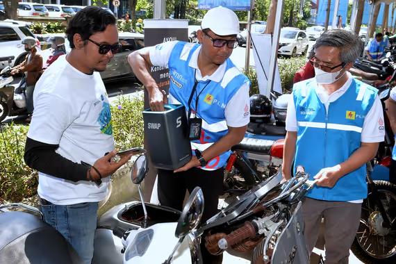Direktur Utama PLN Darmawan Prasodjo (tengah) didampingi Direktur Niaga dan Manajemen Pelanggan PLN Bob Saril (kanan) dalam kegiatan PLN E-Mobility Day di Bali, Minggu (24/7).