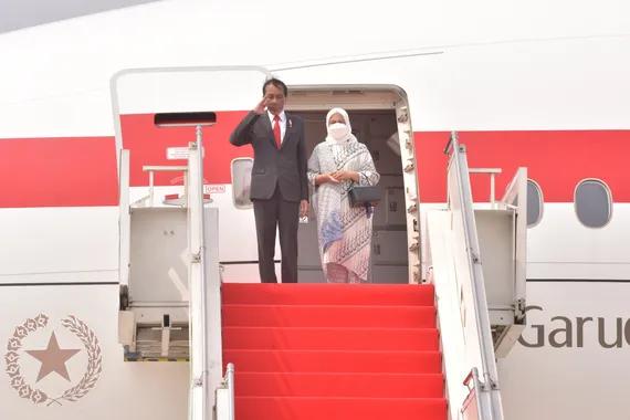Presiden didampingi Ibu Iriana Jokowi bertolak menuju Beijing, RRT, Senin (25/7).