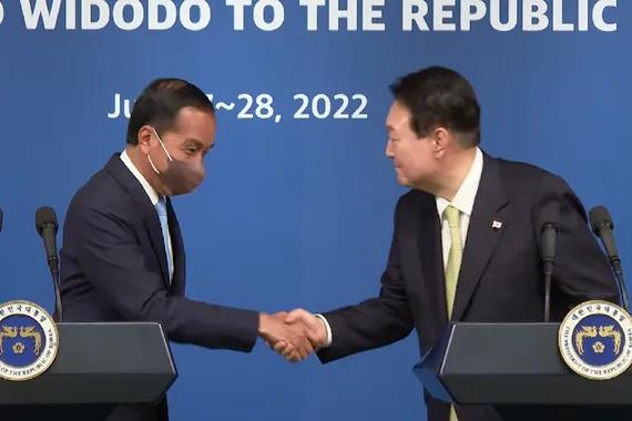 Presiden Indonesia dan Korea Selatan bersalaman, setelah konferensi pers bersama.