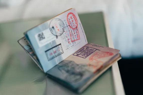 paspor adalah hal penting yang harus dibawa ke luar negeri