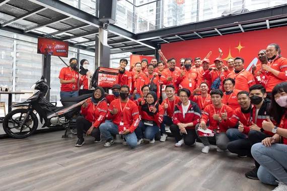 Tony Fernandes, CEO, Capital A dan sejumlah pimpinan Capital A, bersama dengan pekerja full time driver AirAsia. Dok/AirAsia.