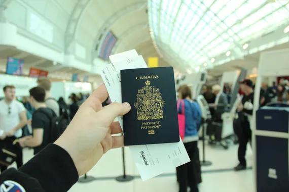 paspor yang dibawa ke bandara