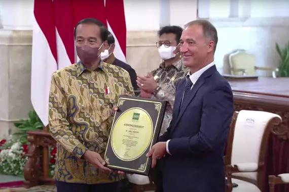 Presiden Jokowi menerima Penghargaan dari IRRI, di Istana Negara, Minggu (14/8).