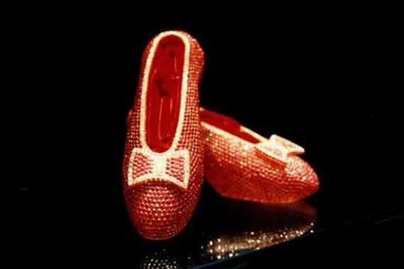 sepatu Harry Winston Ruby Slippers berwarna merah