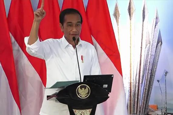 Presiden Jokowi dalam acara penyerahan sertifikat tanah kepada masyarakat Jawa Timur, Senin (22/8).