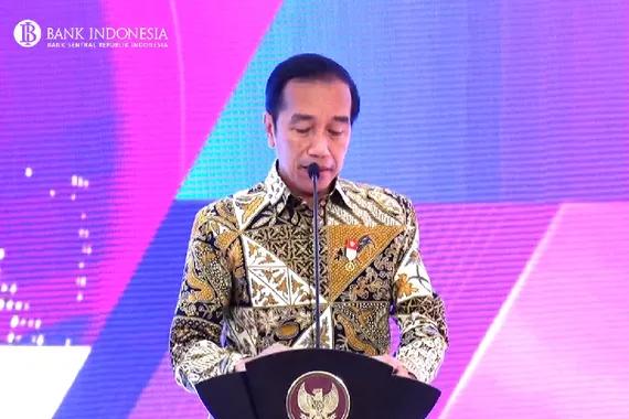 Presiden Joko Widodo saat meluncurkan QRIS antarnegara, Senin (29/8).
