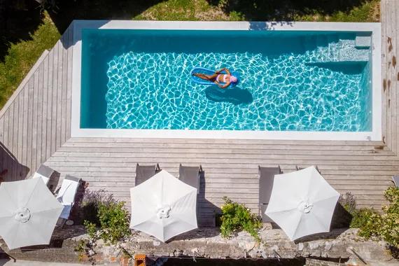 Pemandangan kolam renang di rumah mewah di Ardeche France Europe. Shutterstock/fokke baarssen.