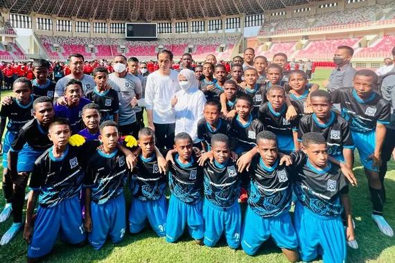 Presiden Jokowi dan Ibu Iriana bersama peserta Papua Football Academy (PFA).