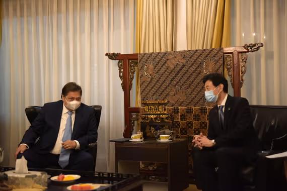 Menko Perekonomian, Airlangga Hartarto saat bertemu Menteri Energi, Perdagangan dan Industri Jepang (METI), Nishimura Yasutoshi.