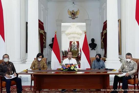 Presiden Jokowi didampingi sejumlah menteri menyampaikan pernyataan perihal pengalihan subsidi BBM, Sabtu (3/9).
