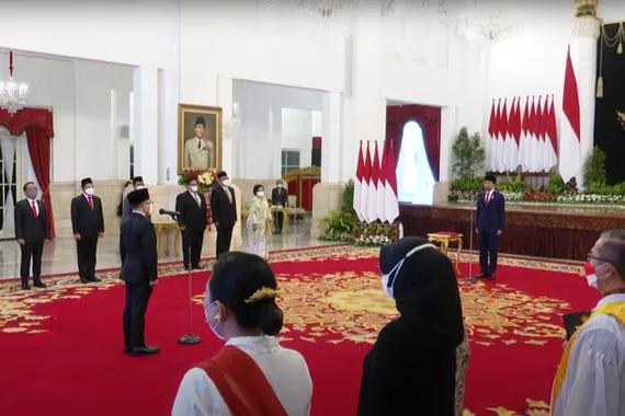 Jokowi melantik Abdullah Azwar Anas sebagai MenpanRB yang baru.