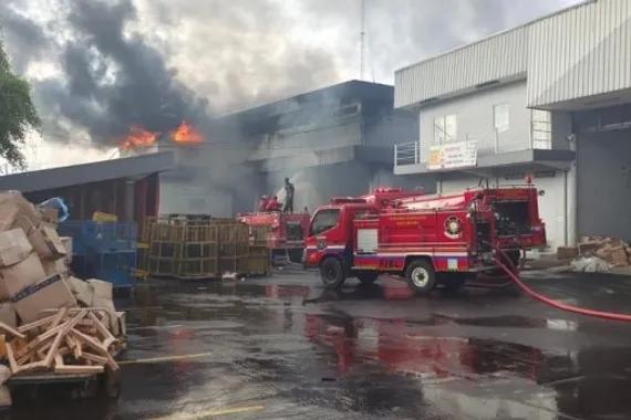 Gudang JNE mengalami kebakaran di jalan Pekapuran, Kecamatan Cimanggis, Kota Depok.