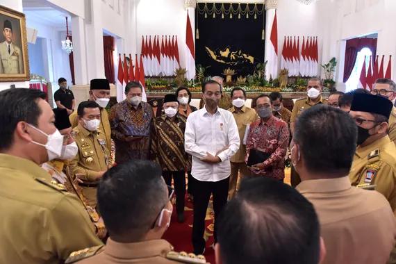 Presiden Jokowi saat memberikan pengarahan pada para kepala daerah, di Istana Negara.