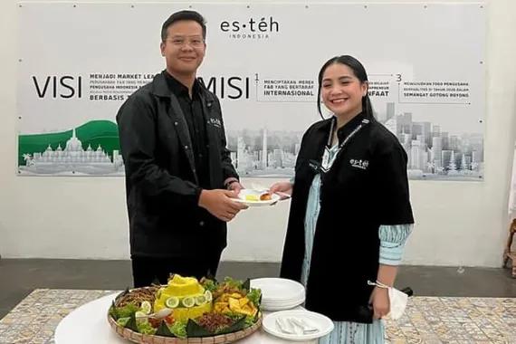 Nagita Slavina  dan pemilik Es Teh Indonesia