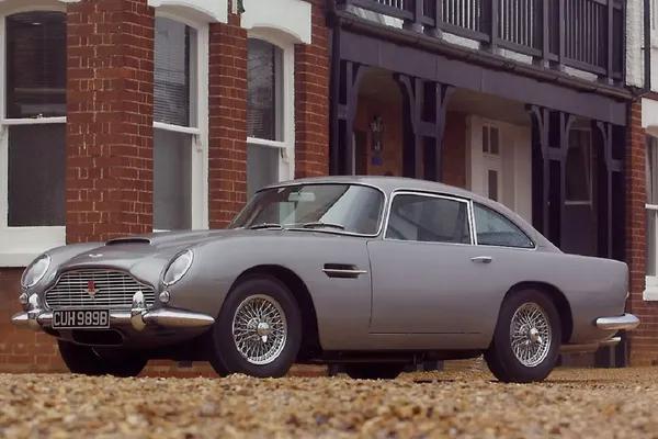 Aston Martin DB5 Hingga Kostum Daniel Craig di James Bond Dilelang
