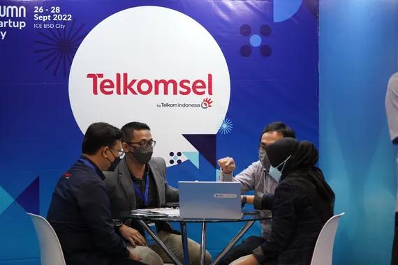 Telkomsel berkolaborasi dengan Feedloop dalam rangka pengembangan Software as a Service (SaaS) UKM, yang penandatanganannya bersamaan dengan BUMN Startup Day dan disaksikan langsung oleh Menteri BUMN Erick Thohir di Jakarta, Senin (26/9). Dok/Telkomsel.